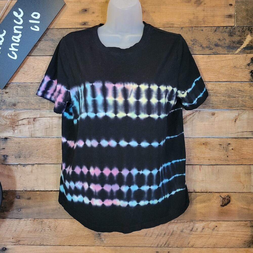 Rue21 women's stripped rainbow colored tie dye design black shirt size medium